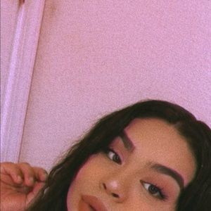 Meet your Posher, Abril